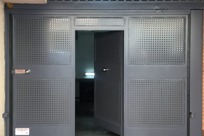 Puerta batiente de una hoja – Control Parking